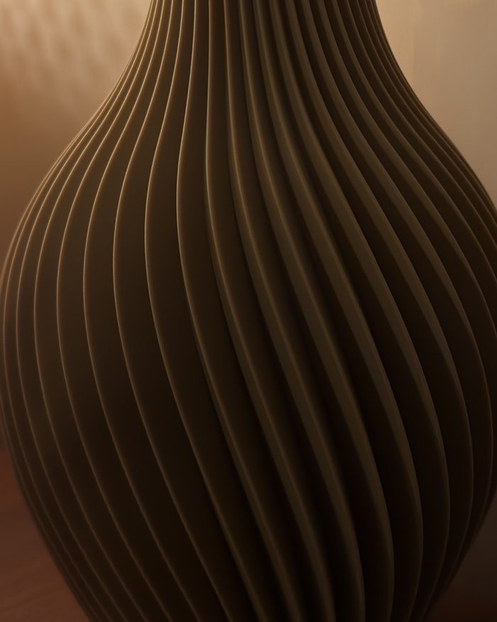 Primo piano della parete del vaso: nervature continue, la luce corre sulle creste e lascia in ombra i solchi