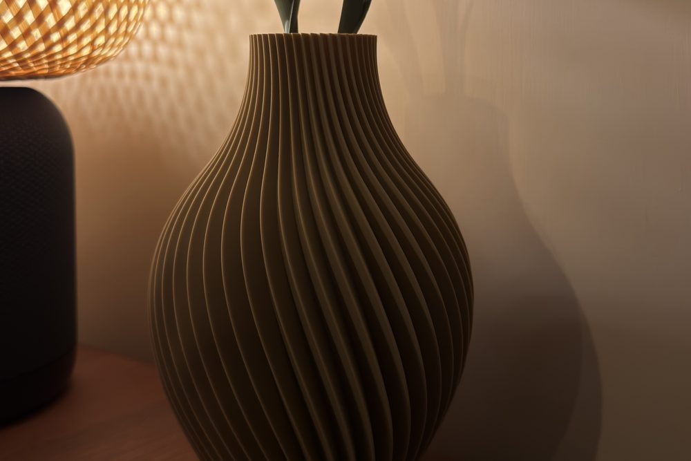 Il corpo del vaso illuminato di lato: coste che salgono girando lungo tutta la pancia